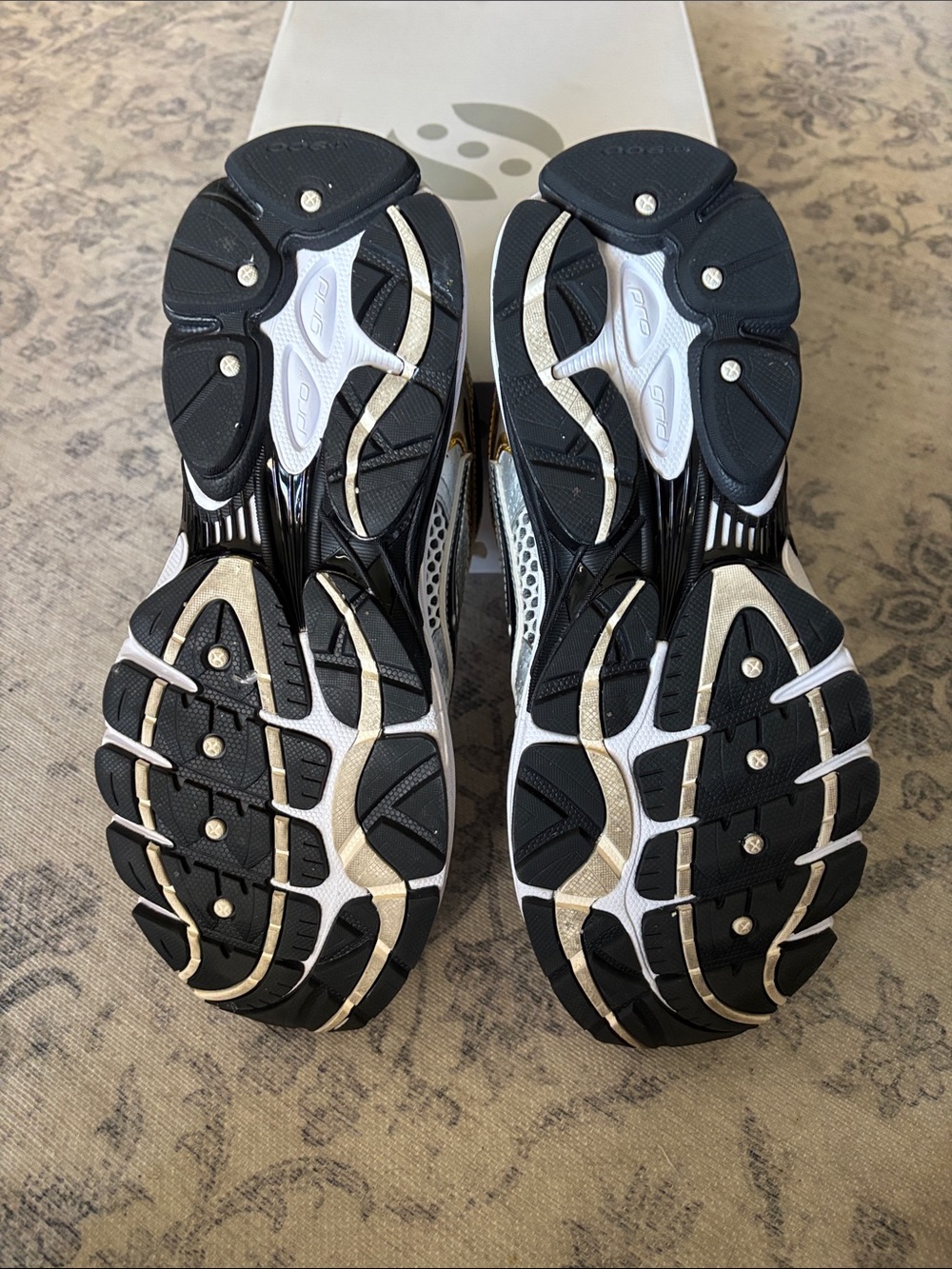 Saucony Men’s Progrid Omni 9 Retro Running Shoes - size 10 - Silver/Gold - Picture 6 of 7